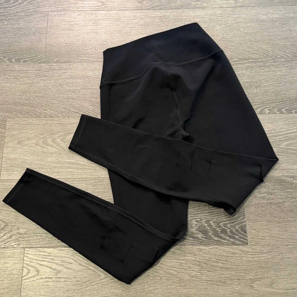 ALO YOGA High-Waist Ripped Warrior Legging Size Medium in Black
